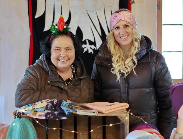 Burgherrin Misha Hollaus (Veranstalter) mit Ausstellerin Nina Wieser (Lukilukedesign).