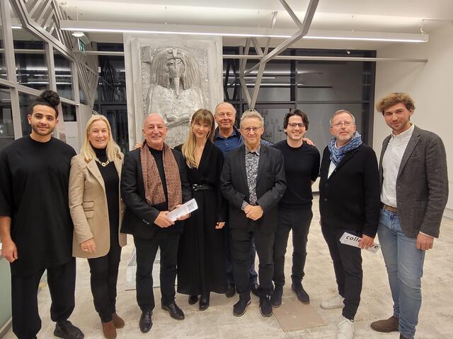 Hausherr Josef Knötzl (M.) mit Familie und Künstlern, Christian Gerzabek (3.v.l.) sowie Ernst Wollner (4.v.r.) und Niki Ebert (2.v.r.). | Foto: Gerzabek