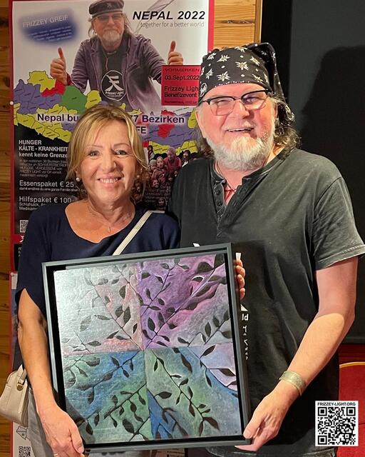 Irene Zangerl, Kultur Winkl Prutz, spendiert zwei ihrer Kunstwerke. | Foto: Frizzey Light