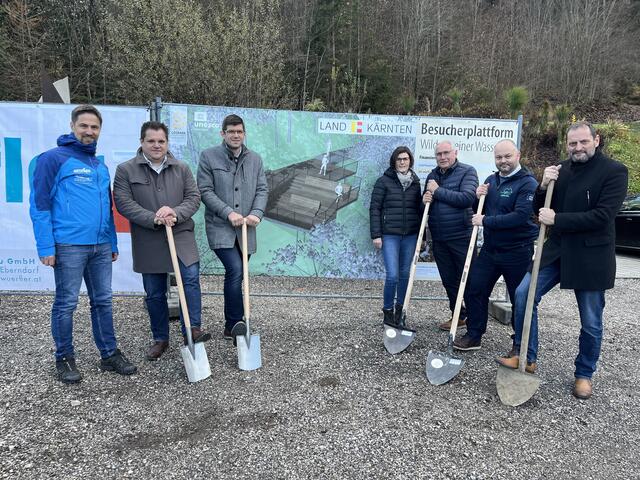 Gerald Hartmann (Geopark Karawanken), Bürgermeister Hannes Mak, Landesrat Martin Gruber, Manuela und Lukas Würfler, Robert Karlhofer (Tourismusregion Südkärnten-Klopeinersee-Lavanttal) und Peter Plaimer (Regionalverband Südkärnten, von links) beim Spatenstich | Foto: Büro LR Gruber/Posch