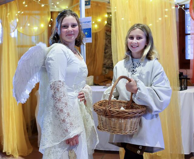 Christkindl Engerl &amp; Bengerl Anna-Lena und Julia Pirchner beim Christkindlpostamt.