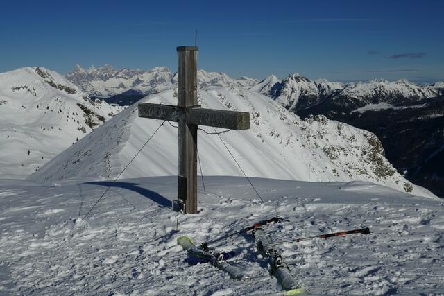 Spirzinger-Gipfel Blick nach Nordosten. Ganz hinten auf zirka elf Uhr der Dachstein.  | Foto: Thomas Neuhold