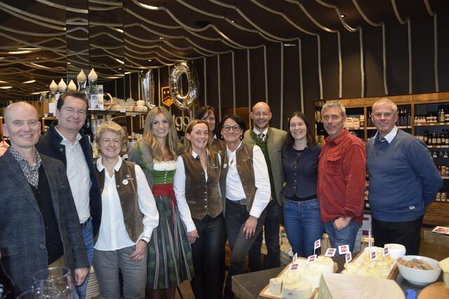 In Feierlaune: Die Inhaber Mario Hütter (2. von links), Maria Fanninger (4. von links) und Hannes Royer (4. von rechts)mit ihren Mitarbeiterinnen und einigen Lieferantinnen und Lieferanten, die vor Ort waren. | Foto: Sabine Lienbacher