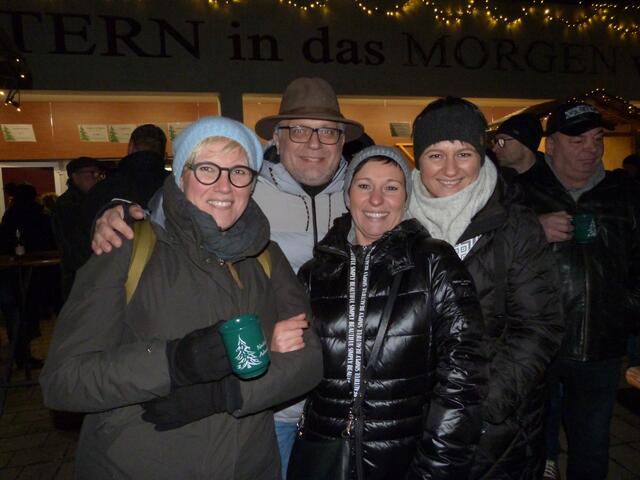 Trotz des kühlen Wetters versammelten sich unzählige BesucherInnen am Neckenmarkter Rathausplatz!