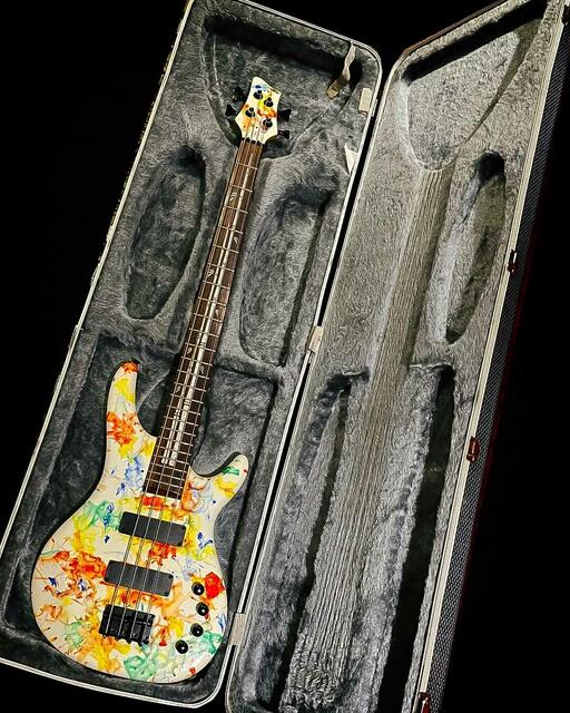 Bassgitarre mit Koffer von Frizzey Light Partner, Musiker bei Frizzey Light &amp; Vereinsmitglied Ali Bregenzer. | Foto: Frizzey Light