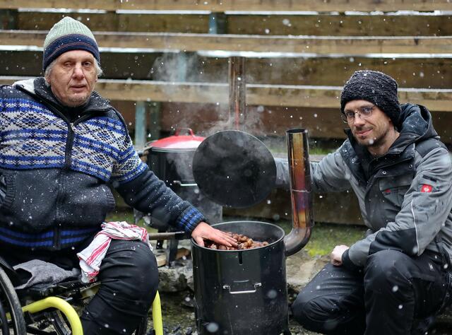 Maronibraterei im Burghof mit Herwig und Mani für die Kinderwünsche Pinzgau.