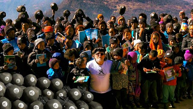 Weihnachtspaket um 120 Euro: Schlafsack, Anorak, Mütze, Medikamente, Schultasche mit Inhalt und ein Essenspaket für einen Monat. | Foto: Frizzey Light