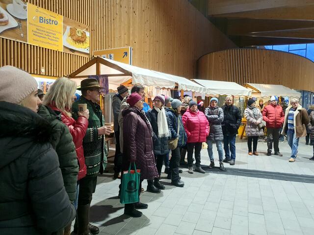 Die Besucher lauschen den Chören. | Foto: Erika Kollmann-Till 