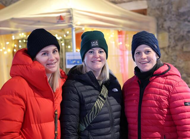 Romina , Anna und Miriam schauten auch bei dem Sternenadvent auf der Burg Kaprun vorbei.