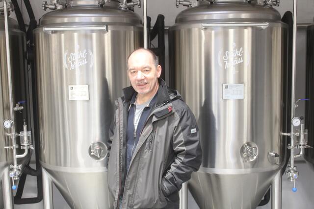 Robert Freytag in seinem Reich der Biertanks. | Foto: arbes