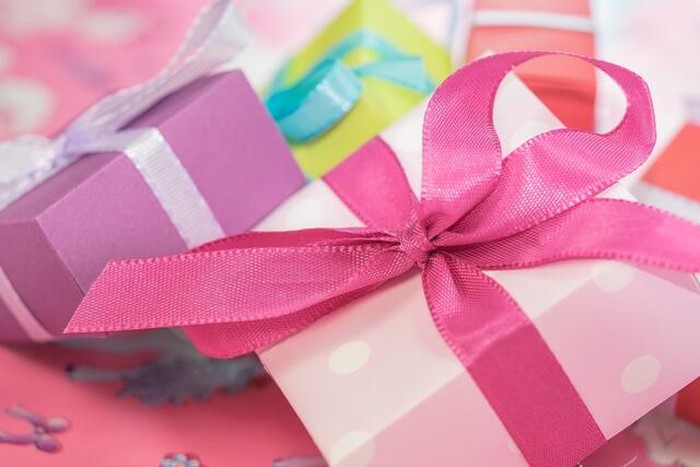 Dieses Jahr ist die Weihnachtsfreude bei vielen Tirolerinnen und Tirolern getrübt: Die hohe Inflation und die steigenden Energiekosten machen zu schaffen. Viele wollen daher bei den Weihnachtsgeschenken sparen. | Foto: pixabay/blickpixel
