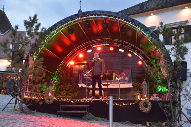 Alfons Haider sorgte für weihnachtliche Stimmung auf der Ruster Adventmeile.  | Foto: Stefan Schneider