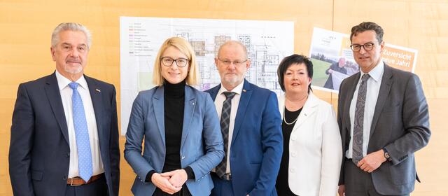 Von links: Norbert Fritsch (Ärztlicher Direktor), Christine Haberlander (Gesundheitslandesrätin), Ernst Weilguny (Pflegedirektor), Andrea Gündhör (Kaufmännische Direktorin) und Franz Harnoncourt (Vorsitzender der Geschäftsführung der OÖG). | Foto: OÖG