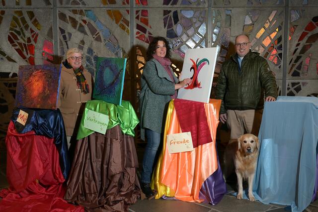 Taxham: Szidonia Loerincz (Pastoralassistentin), Monica Argentino (Künstlerin), Josef Pletzer (Pfarrprovisor in Taxham) (v.l.) | Foto: EDS