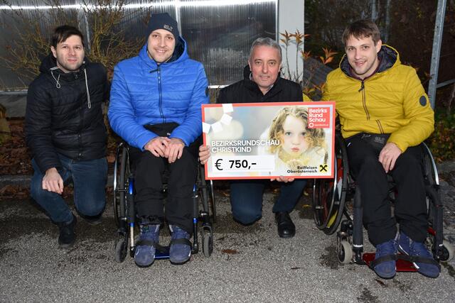 Bürgermeister Franz Gassner, Waldhausen,  mit den Jurik-Zwillingen und Redaktionsleiter MMag. Michael Köck.  | Foto: Robert Zinterhof