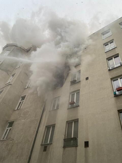 Im 3. Stock eines Mehrparteienhauses im 3. Bezirk stand eine Wohnung in Vollbrand. | Foto: Berufsfeuerwehr Wien