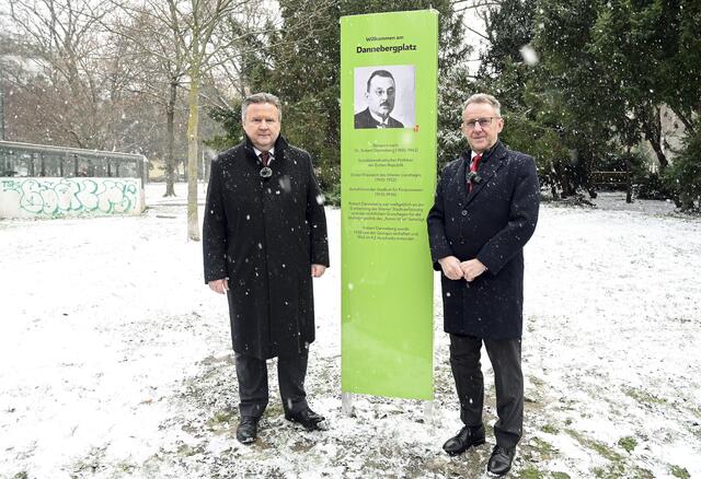 Wiens Bürgermeister Michael Ludwig und Landtagspräsident Ernst Woller enthüllten im Landstraßer Arenbergpark eine Gedenkstele für den ermordeten Robert Danneberg. | Foto: PID/Christian Jobst