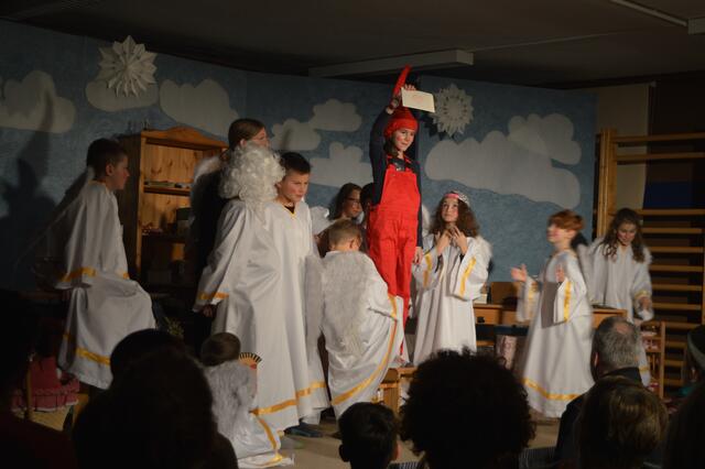 Adventfeier mit bester Unterhaltung: Der „Wunschzettelkrimi“ wurde von Kindern der VS Urgen perfekt auf die Bühne gebracht. | Foto: Siegele