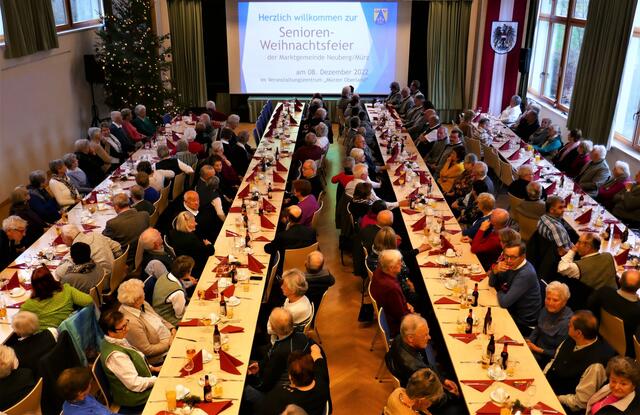 Nach zweijähriger Pause war die Senioren-Weihnachtsfeier in Kapellen heuer wieder gut besucht. | Foto: Nierer