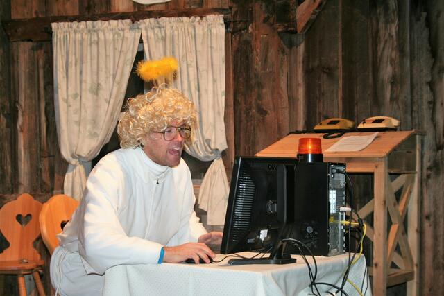 Obmann Benedikt Pfurtscheller als Engel Anastasius vor dem Computer zur Weihnachtsorganisation.  | Foto: Mair