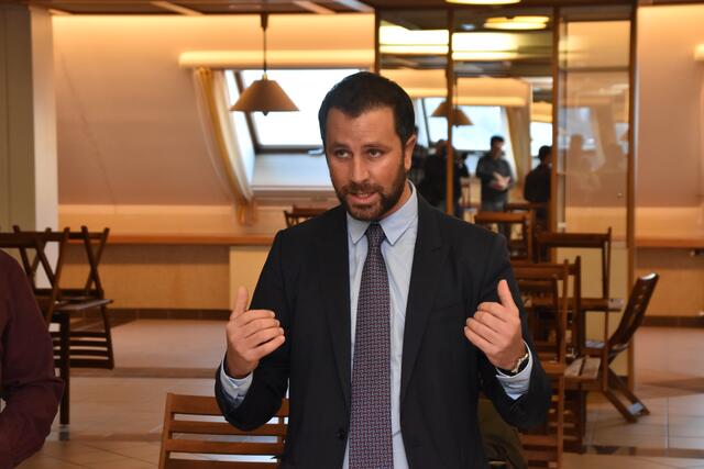 Landeshauptmannstellvertreter Georg Dornauer (SPÖ) am Montag bei einem Pressetermin und Lokalaugenschein in Hall. | Foto: Kendlbacher