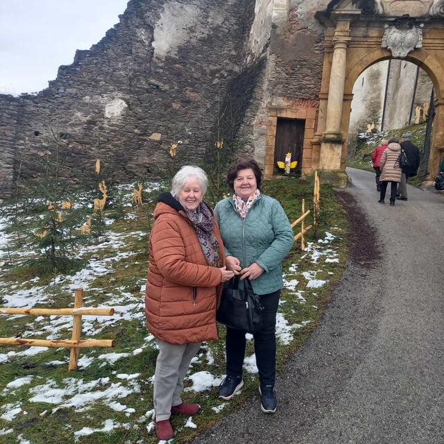 Obfrau Rosemarie Gabriel mit Mitglied Christina Walzl (von links) vor dem Aufgang zur Burg. | Foto: Privat