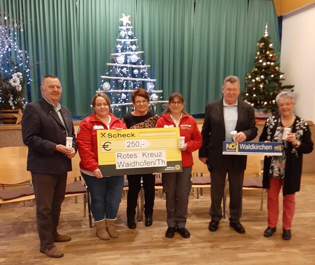 Franz Eipeltauer, Stephanie Böhm, Aloisia Pabisch, Monika Hobeck, Obmann Erwin Jarosch und Friederike Pfabigan (v.l.) bei der Spendenübergabe.  | Foto: NÖ Senioren Waldkirchen 