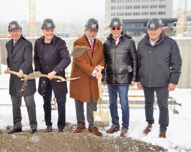 LH Wilfried Haslauer, Moritz Unterkofler, Immobilien-Entwickler Franz Stiller, Hermann Unterkofler und Bürgermeister Helmut Klose.