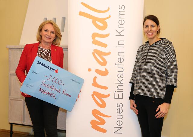Vizebürgermeisterin Eva Hollerer freut sich über die Spende für „Sozialfonds Krems“, überreicht von Center-Managerin Marie-Theres Skribanowitz.  | Foto: Stadt Krems