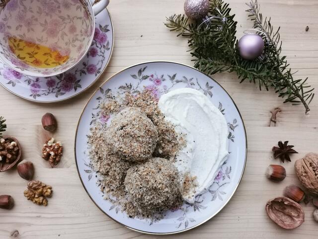 Die Knödel in den Bröseln wälzen und mit Vanillecreme servieren. | Foto: Katrin Ebetshuber