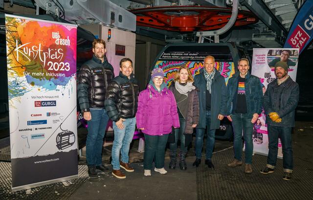 Wollen mit „Voi fesch" ein Zeichen für Inklusion setzen: Dominic Kuen (Ötztal Tourismus), Felix Kupfer (Gurgl Carat), Künstlerin Patricia Hütter, Elisabeth Rapp (Verband Druck Medien), Mario Kometer (Sparkasse Imst AG), Initiator Helmuth Stöber und Werner Hanselitsch (Liftgesellschaft Obergurgl) (v.l.) | Foto: Ötztal Tourismus/Jochen Müller