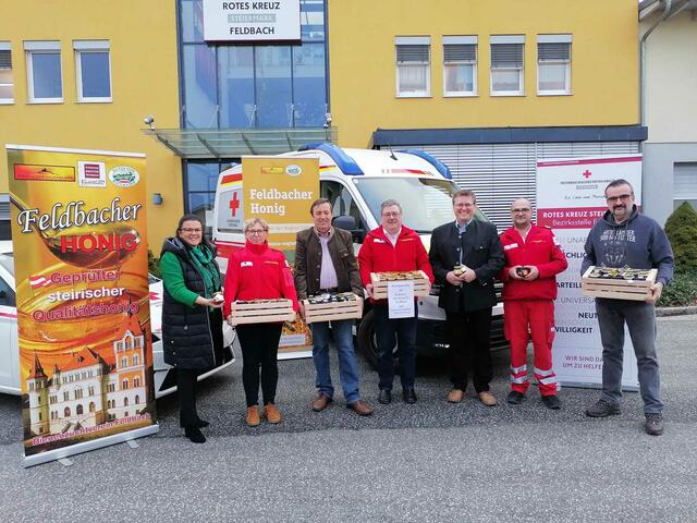 Obmann Alois Rauch (3.v.l.), Mitglieder des Bienenzuchtvereins Feldbach und Stadträtin Sonja Skalnik (l.) bei der Übergabe der Honigspenden an das Rote Kreuz Feldbach. | Foto: Bienenzuchtverein Feldbach