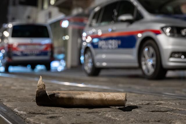Mit Böllern aus Tschechien schossen Jugendliche in der Halloween-Krawall-Nacht auf dem Linzer Taubenmarkt.  | Foto: fotokerschi.at