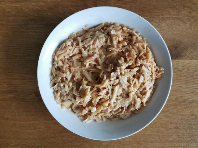 Für den Teig, Eier, Mehl, Hafermark, Zucker und Lebkuchenpulver sowie die geraspelten Äpfel vermischen und ca. 30 min. ziehen lassen. | Foto: Katrin Ebetshuber