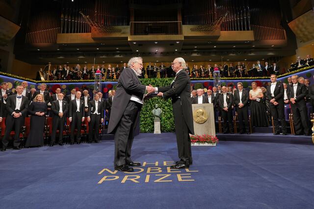 Überreichung des Nobelpreises durch den schwedischen König Carl XVI. Gustaf an Anton Zeilinger, Quantenphysiker an der Österreichischen Akademie der Wissenschaften und der Universität Wien. | Foto: ÖAW/Uni Wien/Hinterramskogler