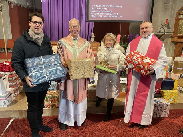 Gemeinsam hat man die Spendenbereitschaft der Währingerinnen und Währinger gefeiert, von links: ÖVP-Bezirksvize Oliver Möllner, Caritas Präsident Michael Landau, Pfarrcaritas-Leiterin Maria Kissich und Pater Arkadiusz Zakreta. | Foto: Möllner