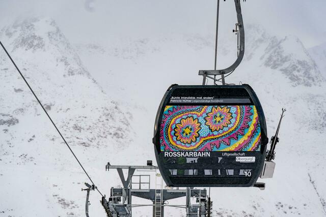 Farbenfrohe Kunst auf einer Gondel der Rosskarbahn lenkt die Aufmerksamkeit auf den „Voi fesch“-Wettbewerb in Gurgl. | Foto: Ötztal Tourismus/Jochen Müller