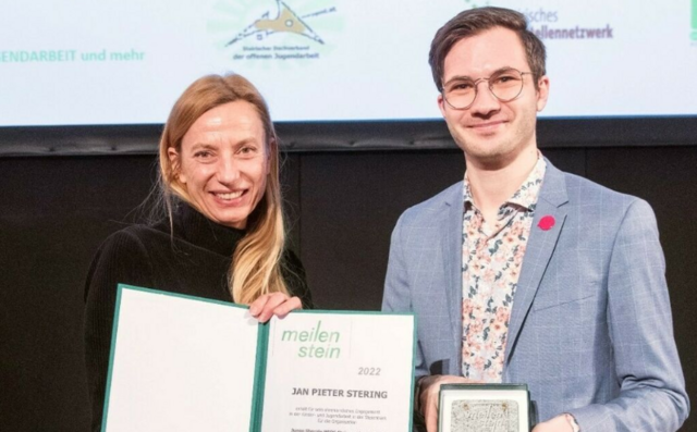 LR Juliane Bogner-Strauß mit Jan Stering, der ausgezeichnet wurde. | Foto: Nicholas Martin