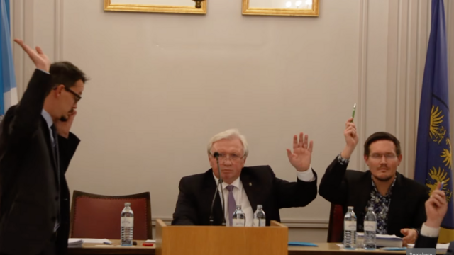 Abstimmen im Gemeinderat.