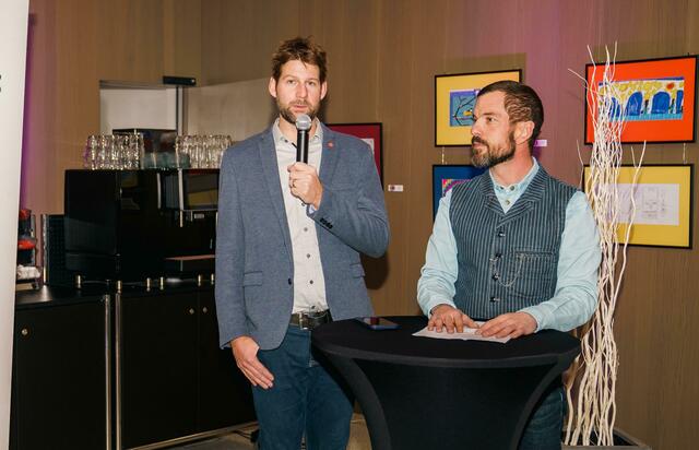 Dominic Kuen (l.), Gurgl-Destinationsleiter bei Ötztal Tourismus, und Werner Hanselitsch (r.), Geschäftsführer der Liftgesellschaft Obergurgl, beim Auftakt im Kongresszentrum Gurgl Carat: Dort werden bis 23. Dezember die Top-30-Kunstwerke präsentiert. | Foto: Ötztal Tourismus/Jochen Müller