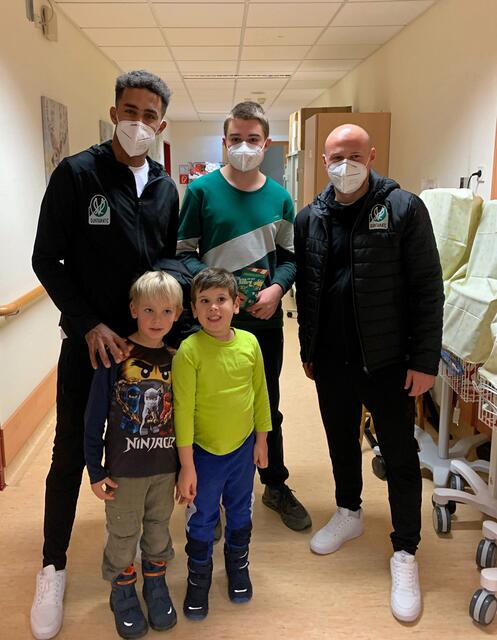 Die SVR-Kicker Seifedin Chabbi (links) und Julian Wießmeier (rechts) mit Kindern in der Kinderabteilung.  | Foto: SVR/KH Braunau