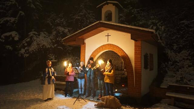 Stimmungsvolles Bild der Andacht bei der Josefskapelle mit Pfarrer Christoph und einer jugendlichen Bläsergruppe. | Foto: privat