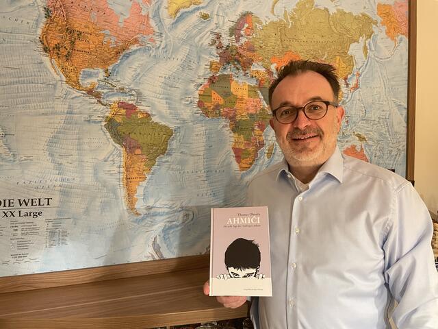 Autor Thomas Obruca mit seinem Buch „Ahmići“ | Foto: Pauline Schauer 