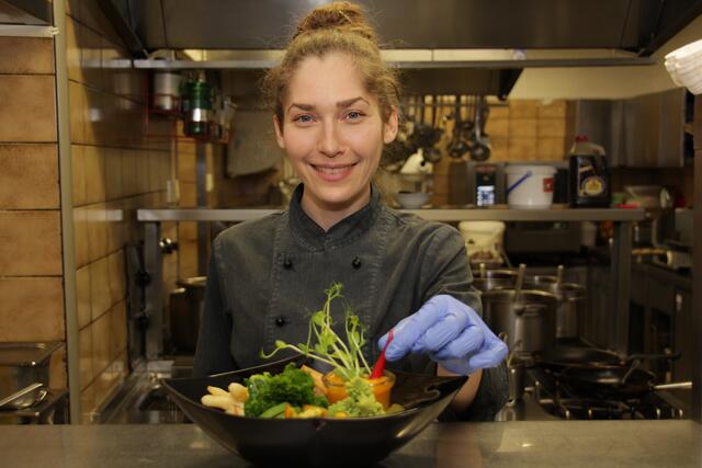 Nina Till kocht sowohl vegan als auch mit Fleisch. | Foto: BRS