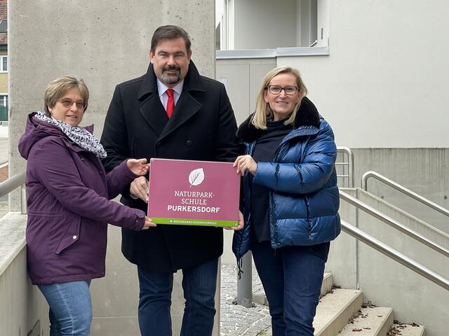 Die Purkersdorfer Sonderschule erhielt für weitere vier Jahre die „NaturparkSchule Email-Tafel. Darüber freuten sich Naturpark-Geschäftsführerin Gabriela Orosel, Bürgermeister Stefan Steinbichler und Direktorin der Stadtgemeinde Purkersdorf Manuela Dundler-Strasser. | Foto: Stadtgemeinde Purkersdorf