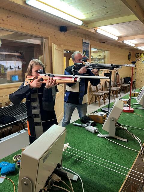 Amelie und Markus Wallensteiner liefern sich im Training so manches Tochter-Vater Familienduell auf die Scheibe | Foto: Wallensteiner/KK