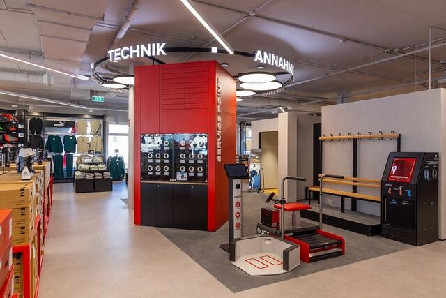 Das "Bootdoc 3D Fußanalyse" und das "Sidas Digital Feet Lab" im Hervis.  | Foto: Evatrifft