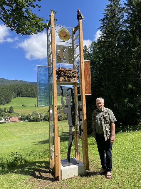 Der Stanzer Künstler Franz Krammer bei seiner Sonnensäule am Stanzer Sonnenweg | Foto: Hackl