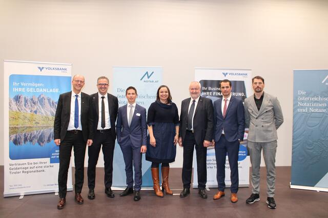 Führten den Expertendialog zum Thema Vermögensvorsorge (v.l.): Notar Mag. Oskar Platter, Michael Jörg (Leiter der Volksbank-Hauptgeschäftsstelle Landeck), Notar Dr. Eugen Neururer, Notarin Mag. Cornelia Rieser, Christoph Nöbl (Leiter Anlageberatung der Volksbank-Hauptgeschäftsstelle Landeck), Christoph Gasser (Regionaldirektor Oberland, Volksbank Tirol) und Mag. Martin Holzer (Vorstand, Volksbank Tirol). | Foto: Volksbank Tirol