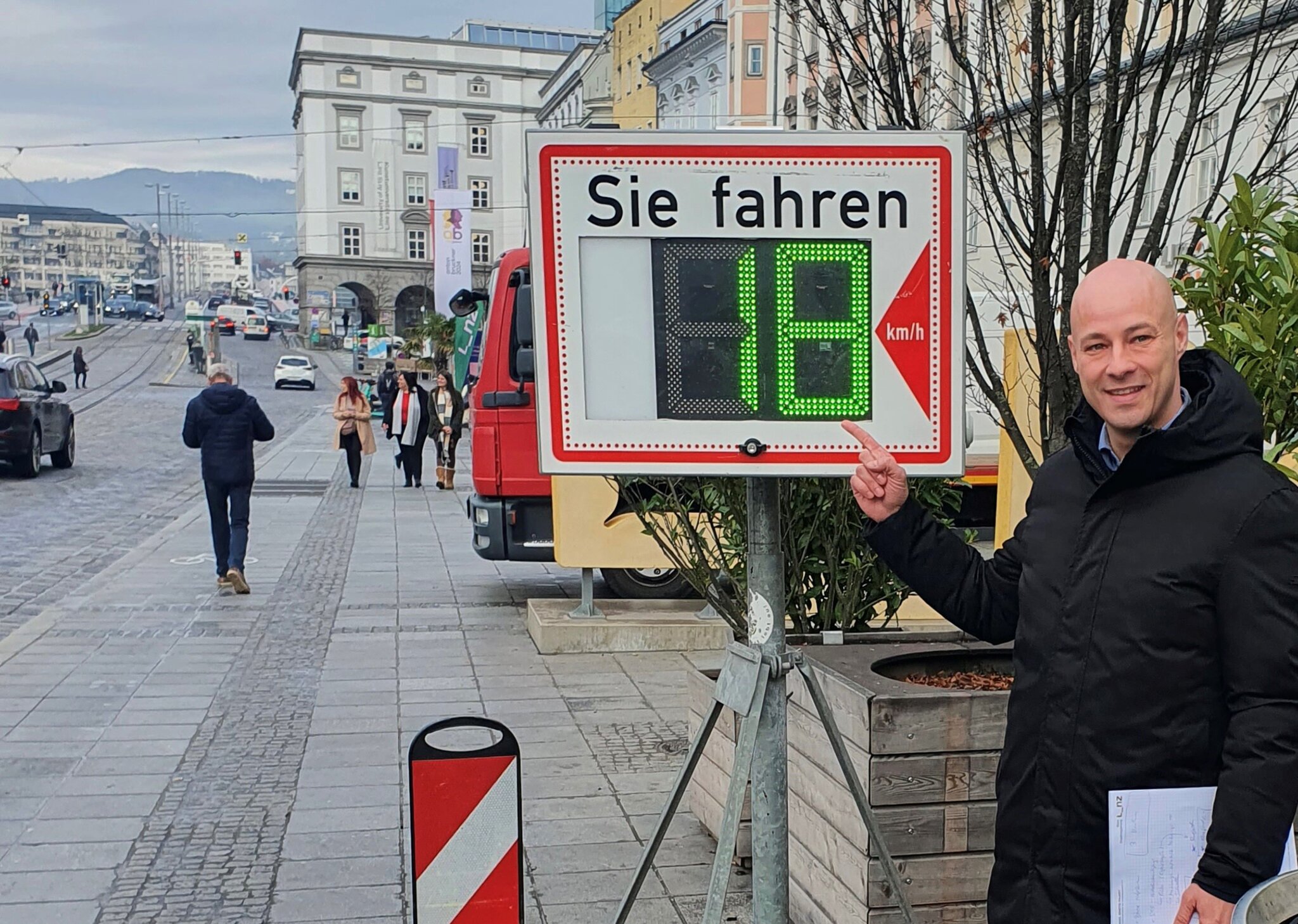 Begegnungszone am Hauptplatz Großteil der Autofahrer hält sich an TempoBeschränkung Linz